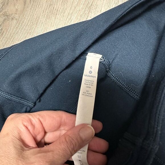 Lululemon deep blue leggings size 6 - Picture 8 of 8
